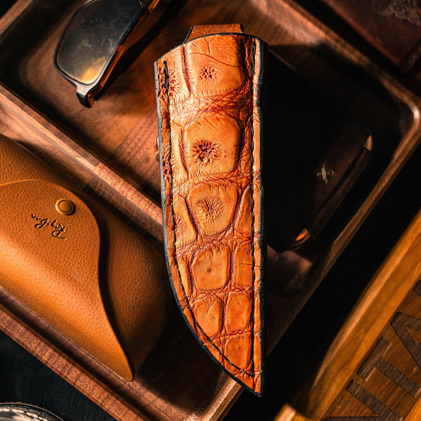 LARGE GATOR LEATHER SHEATH - VERTICAL BELT CARRY