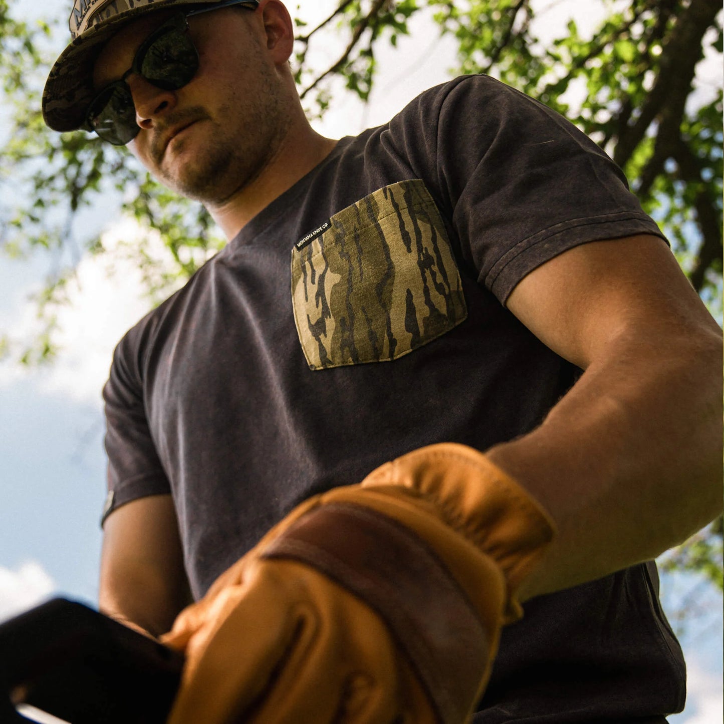 MKC X MOSSY OAK BOTTOMLAND POCKET TEE - BLACK