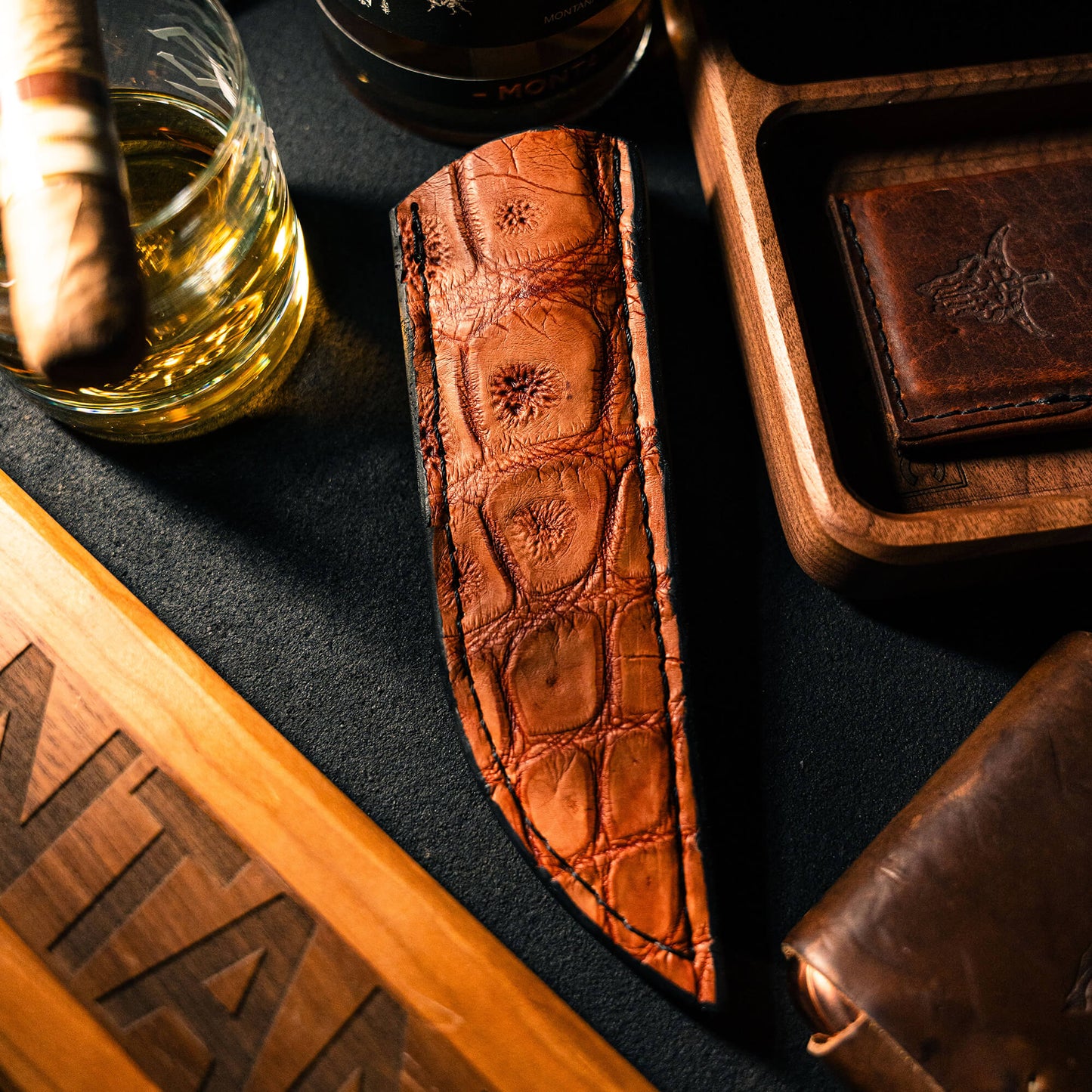 LARGE GATOR LEATHER SHEATH - VERTICAL BELT CARRY