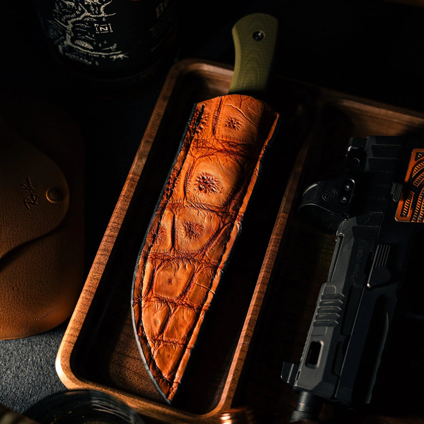 LARGE GATOR LEATHER SHEATH - VERTICAL BELT CARRY