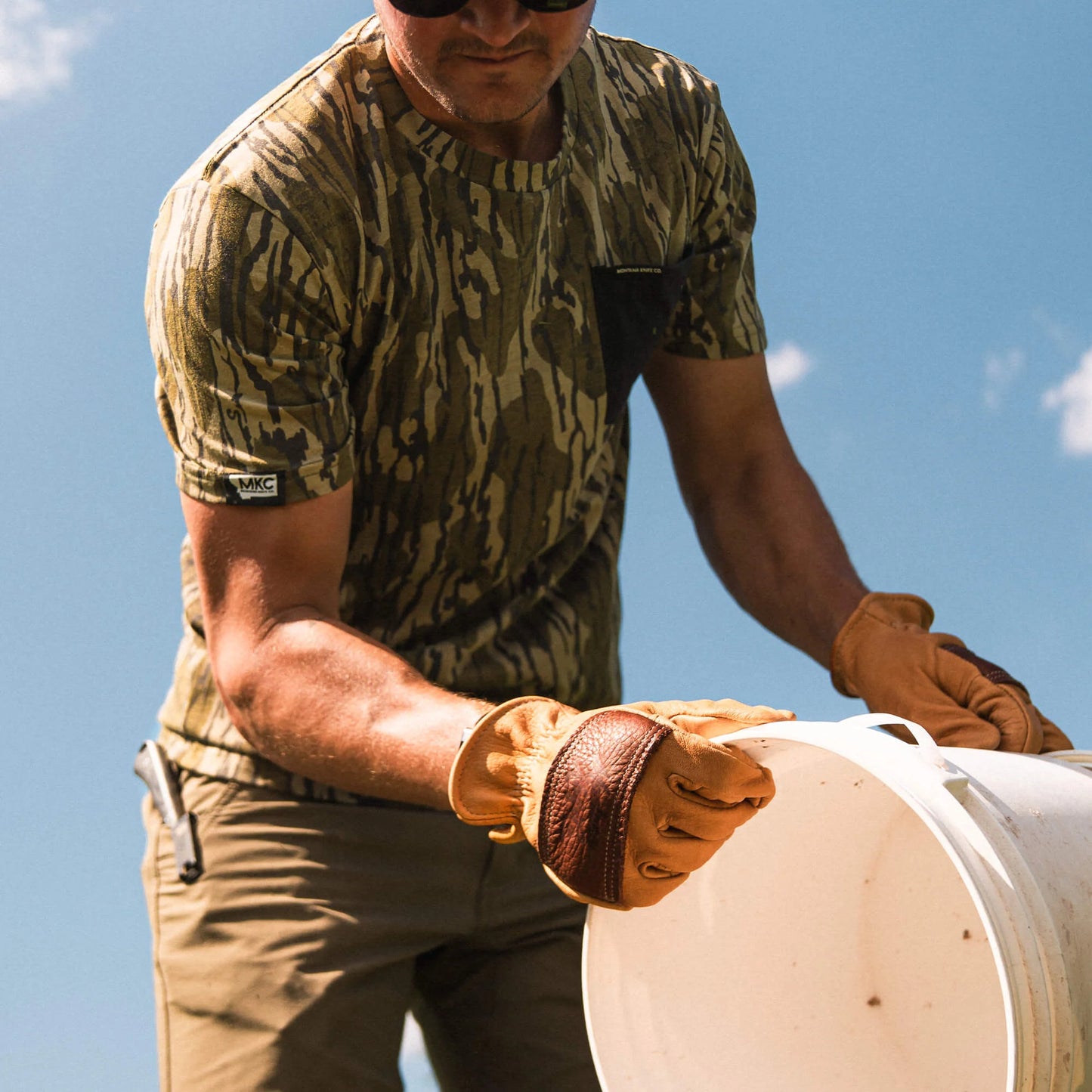 MKC X MOSSY OAK BOTTOMLAND POCKET TEE - CAMO