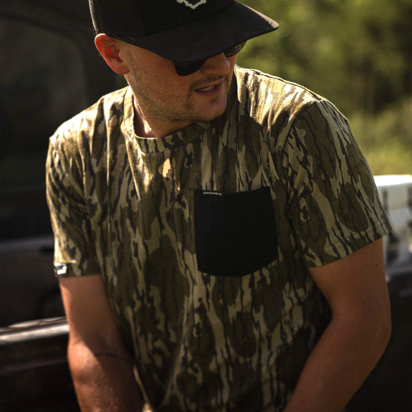 MKC X MOSSY OAK BOTTOMLAND POCKET TEE - CAMO