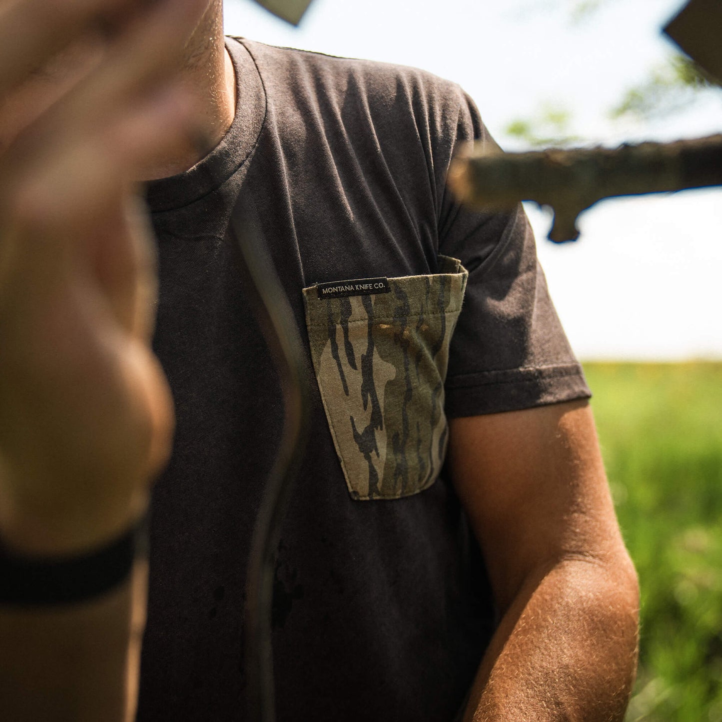 MKC X MOSSY OAK BOTTOMLAND POCKET TEE - BLACK