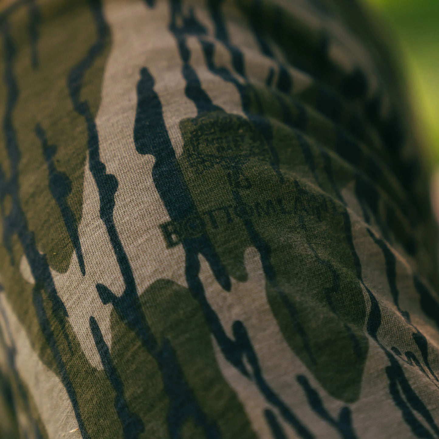 MKC X MOSSY OAK BOTTOMLAND POCKET TEE - CAMO