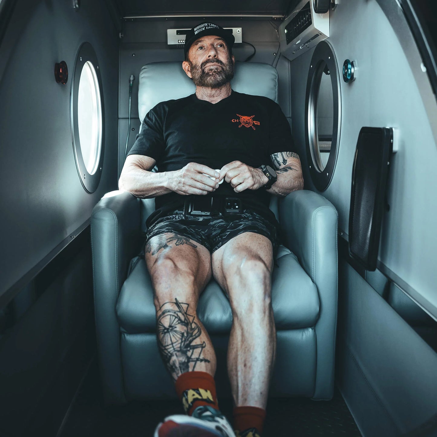 MKC X CAM HANES PACKOUT TEE - BLACK