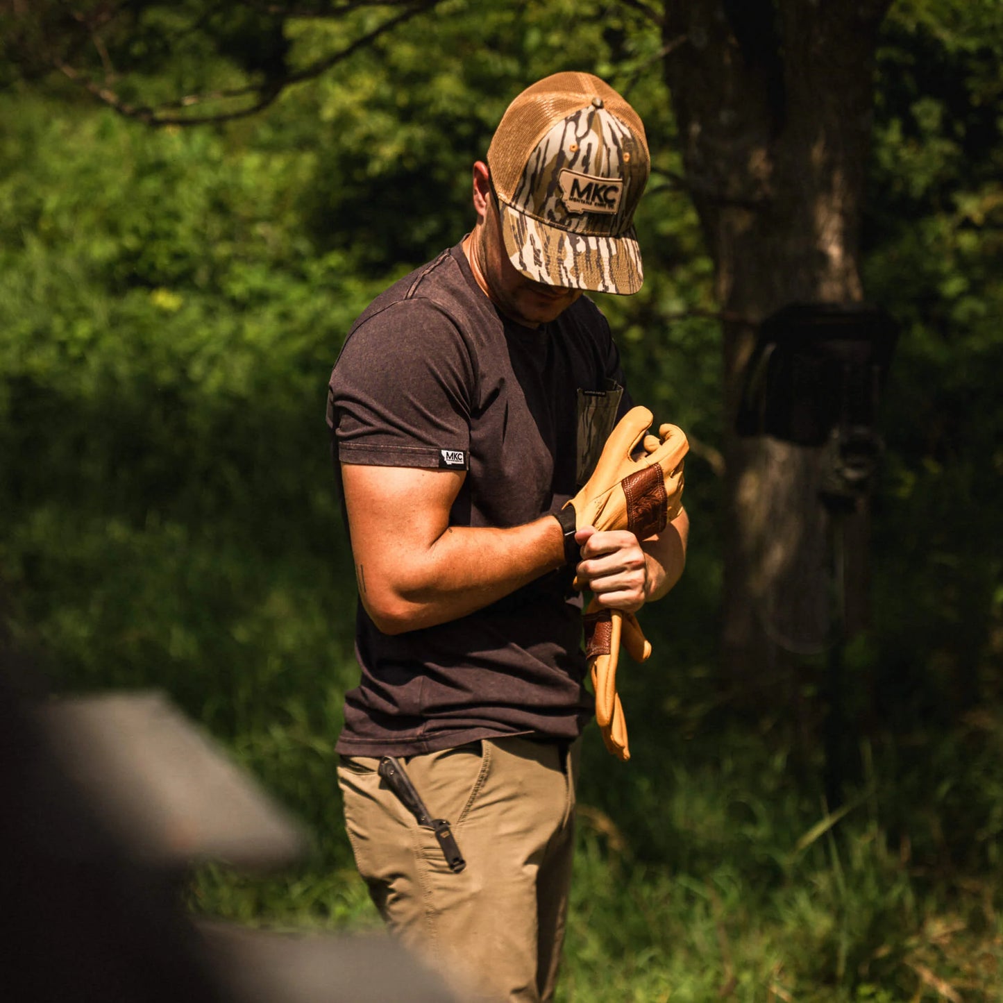 MKC X MOSSY OAK BOTTOMLAND POCKET TEE - BLACK
