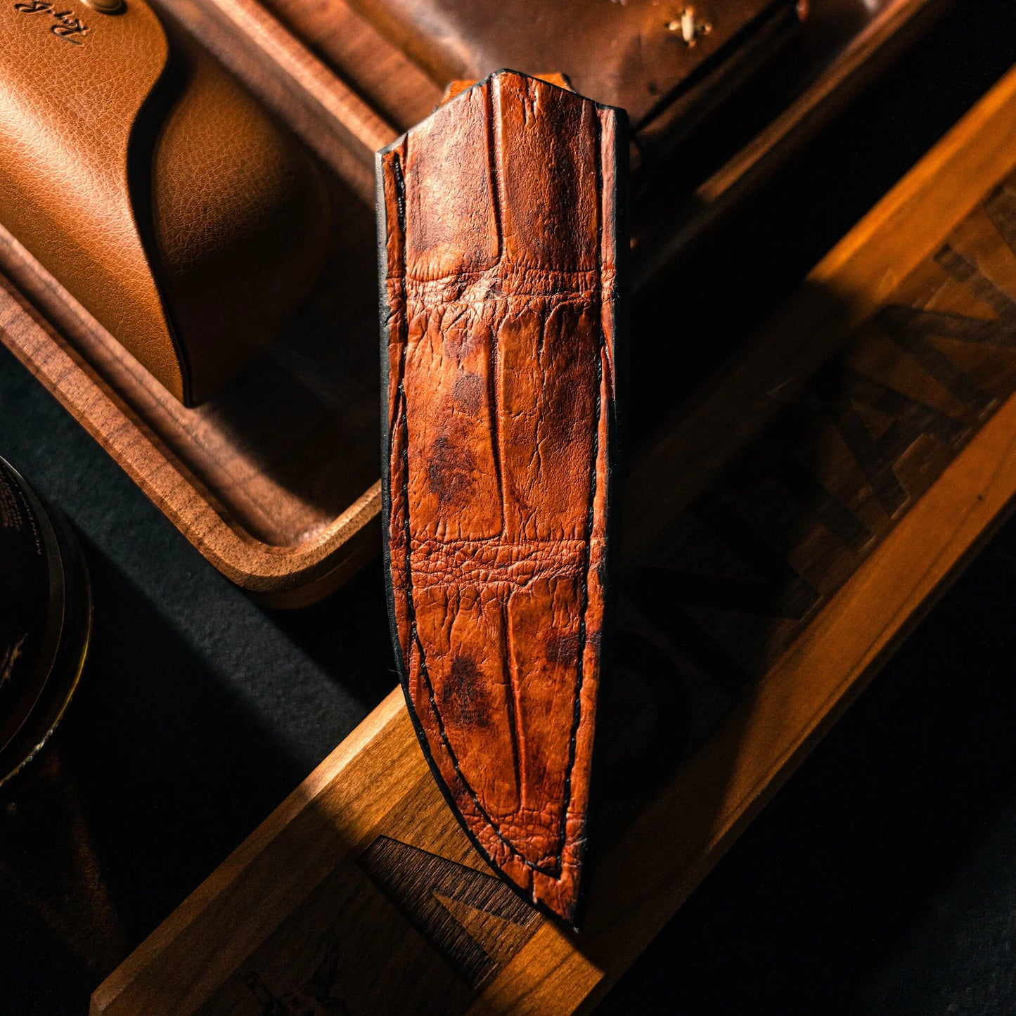 SMALL GATOR LEATHER SHEATH - VERTICAL BELT CARRY