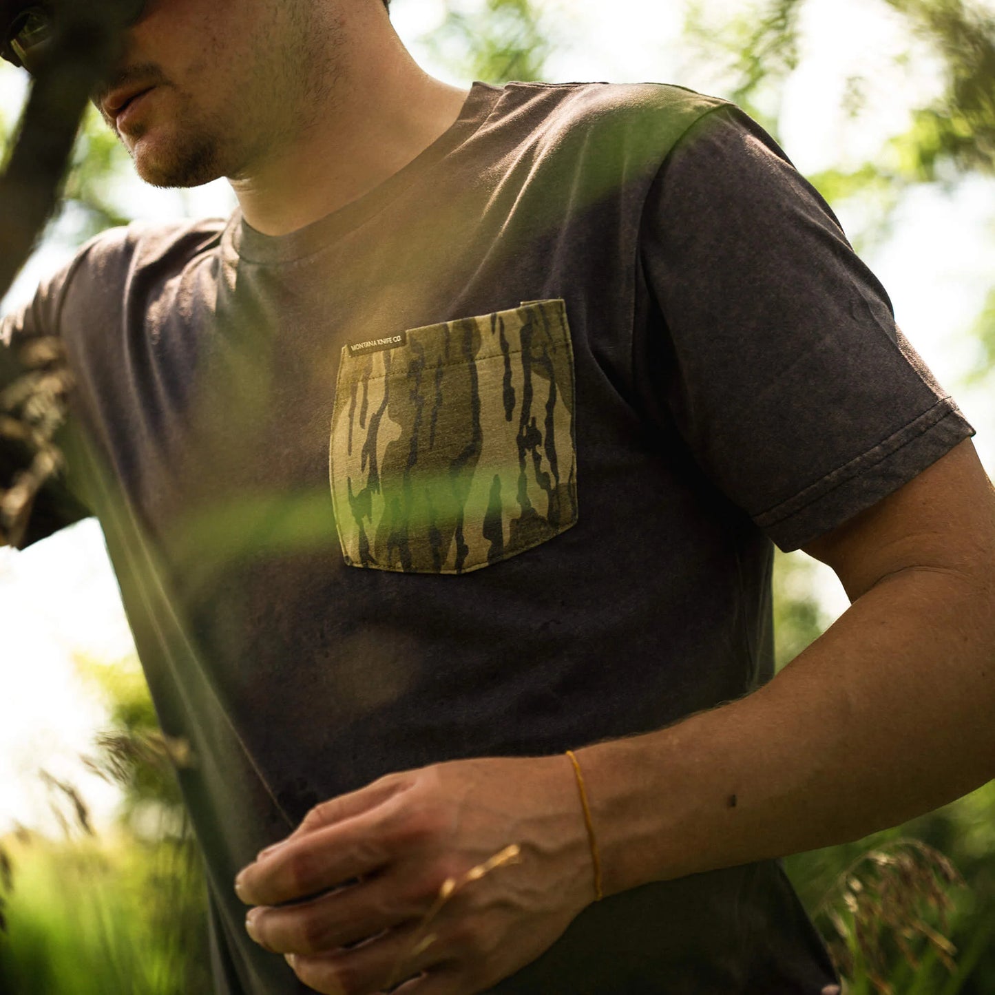 MKC X MOSSY OAK BOTTOMLAND POCKET TEE - BLACK