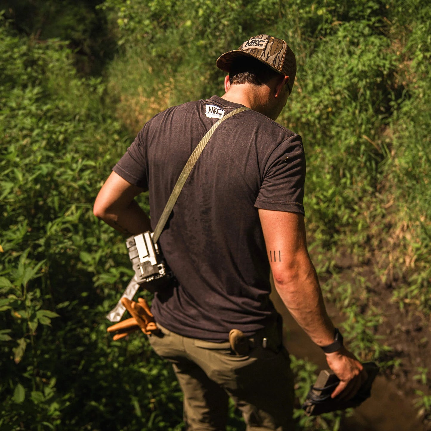 MKC X MOSSY OAK BOTTOMLAND POCKET TEE - BLACK