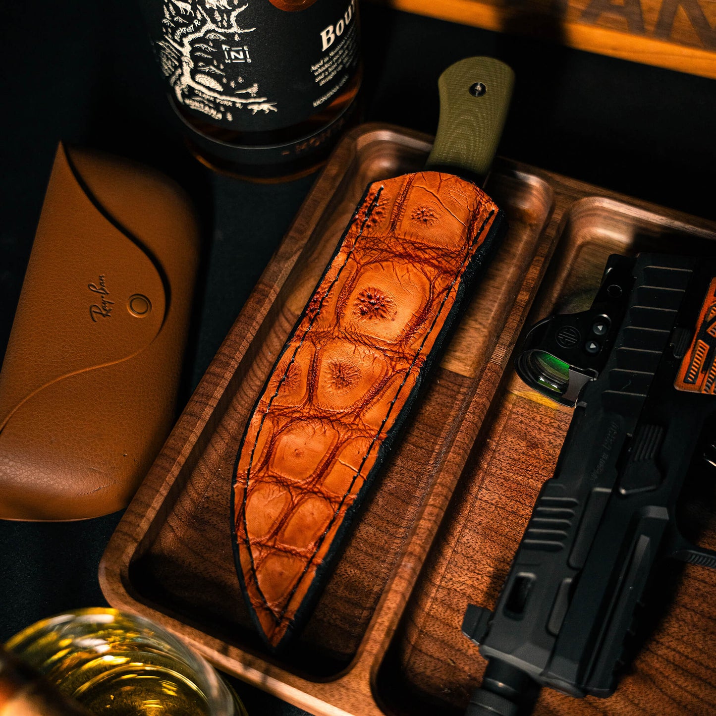 LARGE GATOR LEATHER SHEATH - VERTICAL BELT CARRY