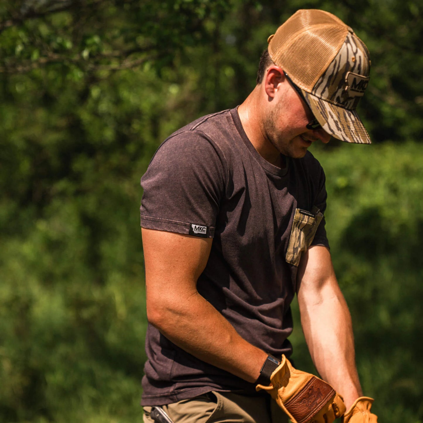 MKC X MOSSY OAK BOTTOMLAND POCKET TEE - BLACK