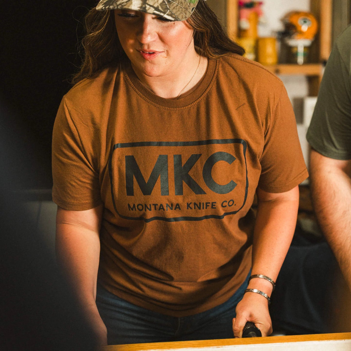 MKC LOGO TEE - COYOTE