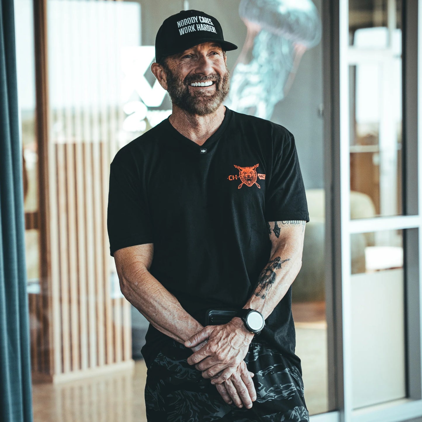 MKC X CAM HANES PACKOUT TEE - BLACK