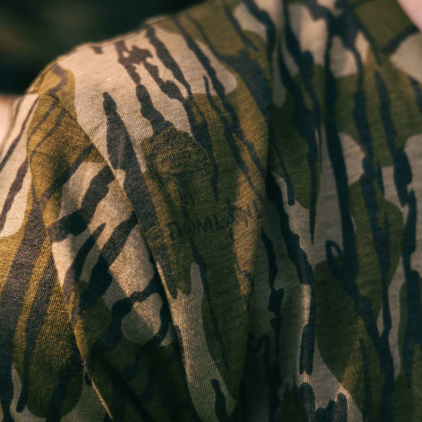 MKC X MOSSY OAK BOTTOMLAND POCKET TEE - CAMO