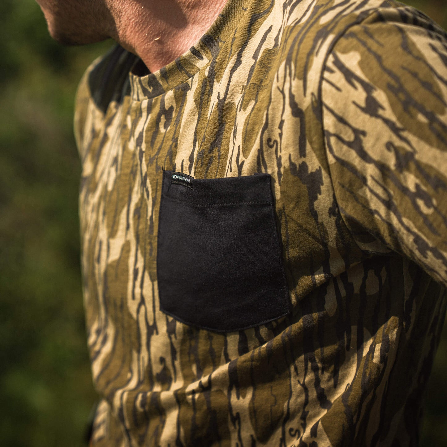MKC X MOSSY OAK BOTTOMLAND POCKET TEE - CAMO
