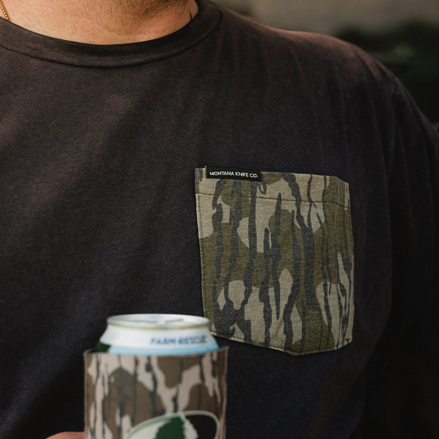 MKC X MOSSY OAK BOTTOMLAND POCKET TEE - BLACK