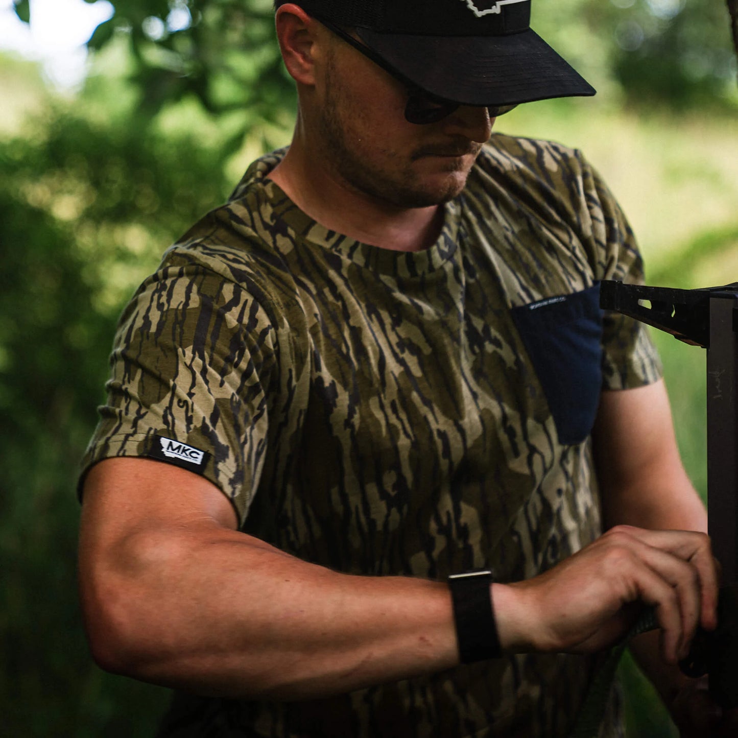 MKC X MOSSY OAK BOTTOMLAND POCKET TEE - CAMO