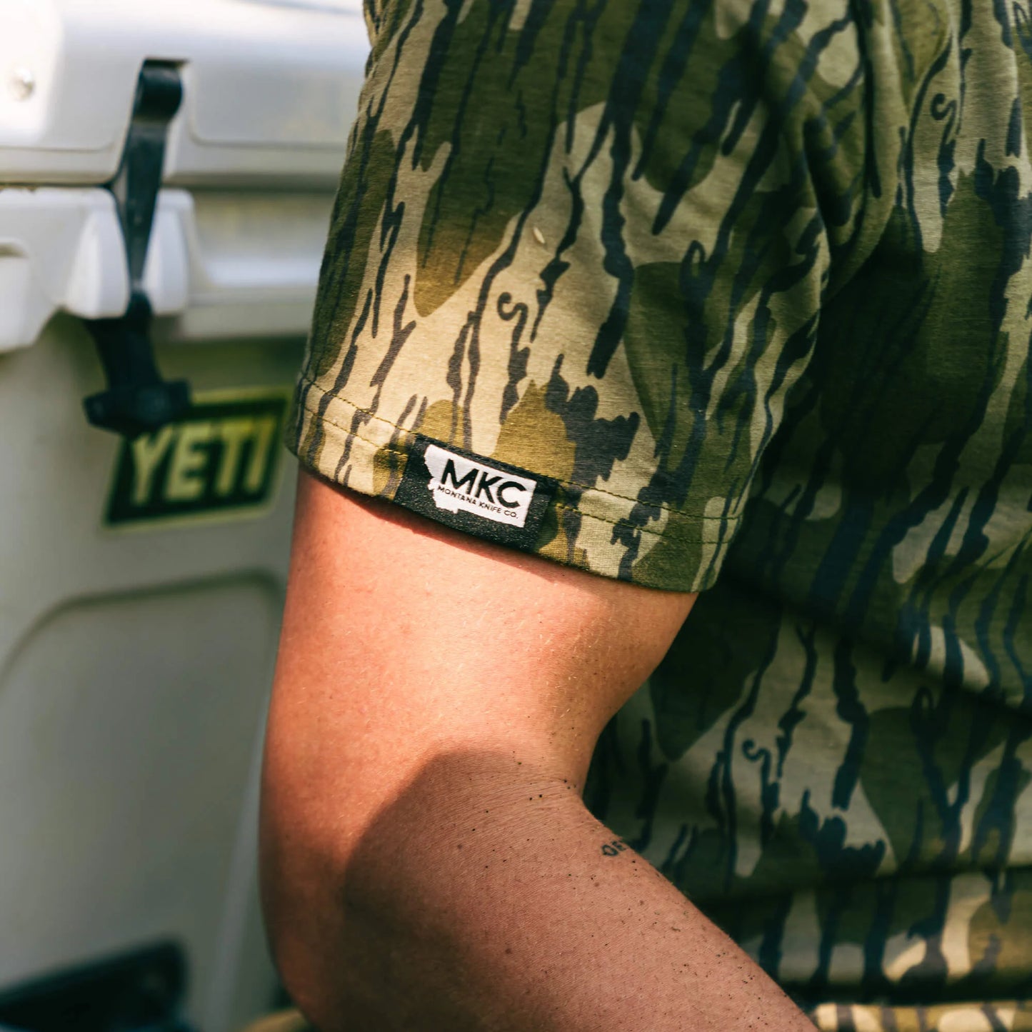 MKC X MOSSY OAK BOTTOMLAND POCKET TEE - CAMO
