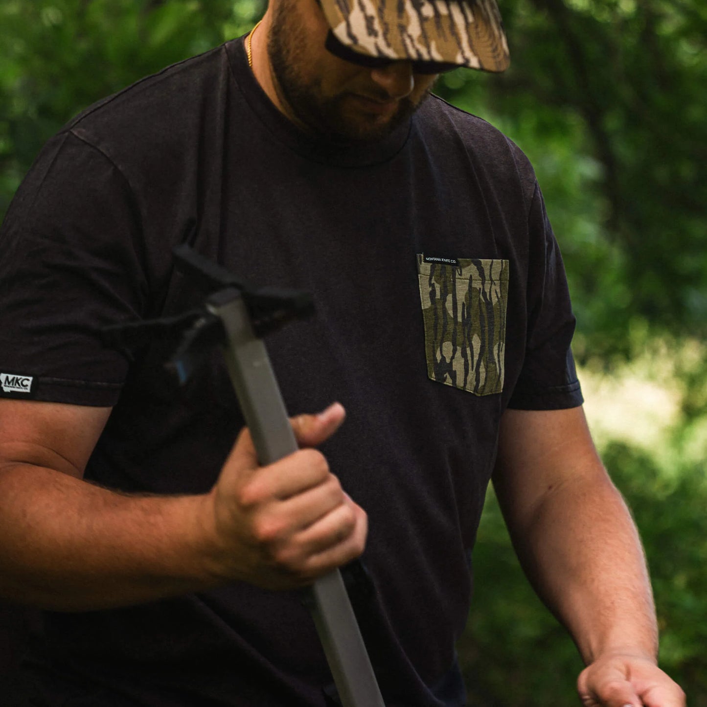 MKC X MOSSY OAK BOTTOMLAND POCKET TEE - BLACK