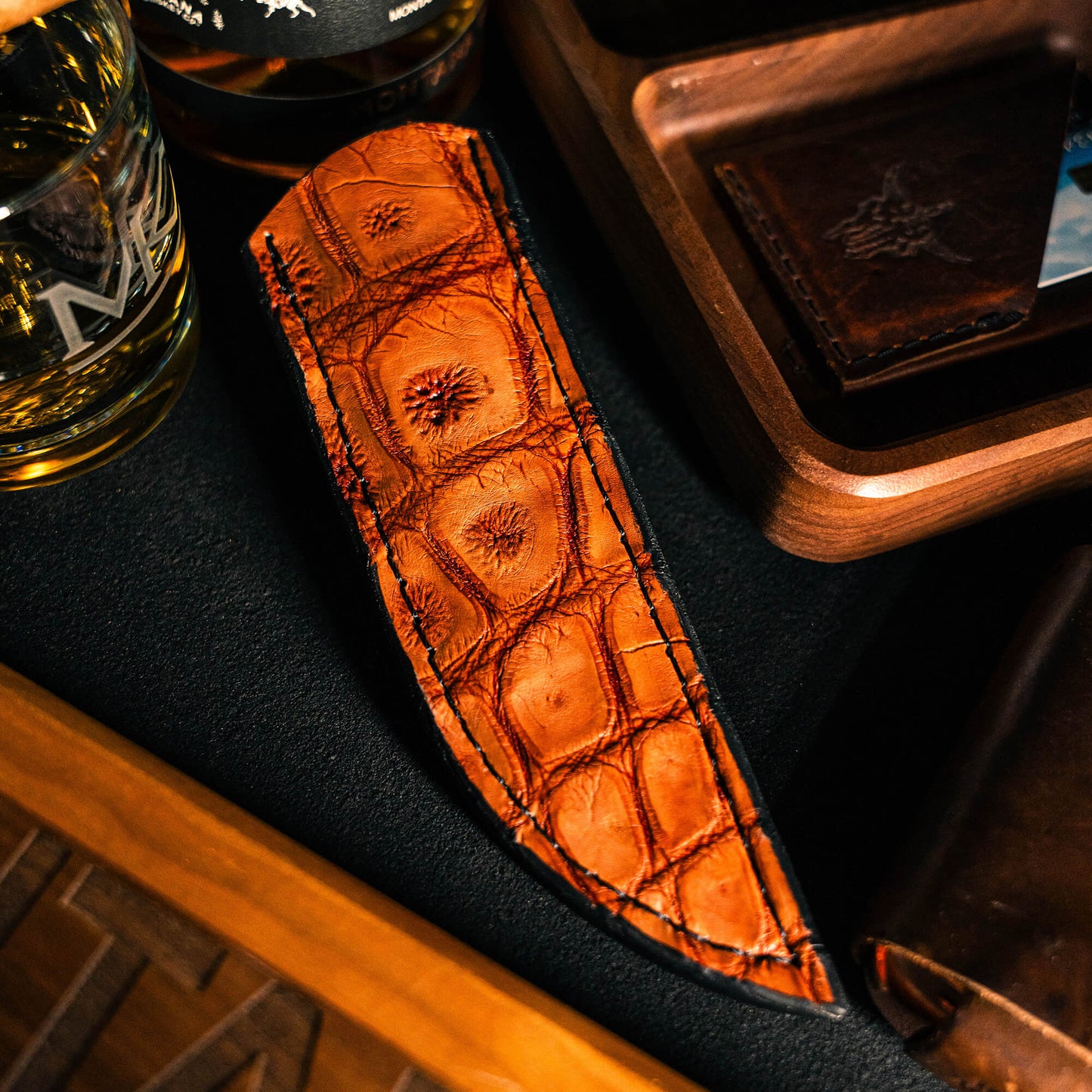 LARGE GATOR LEATHER SHEATH - VERTICAL BELT CARRY