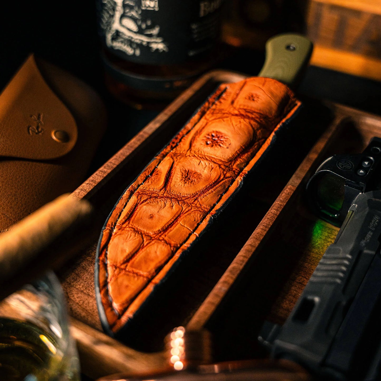 LARGE GATOR LEATHER SHEATH - VERTICAL BELT CARRY