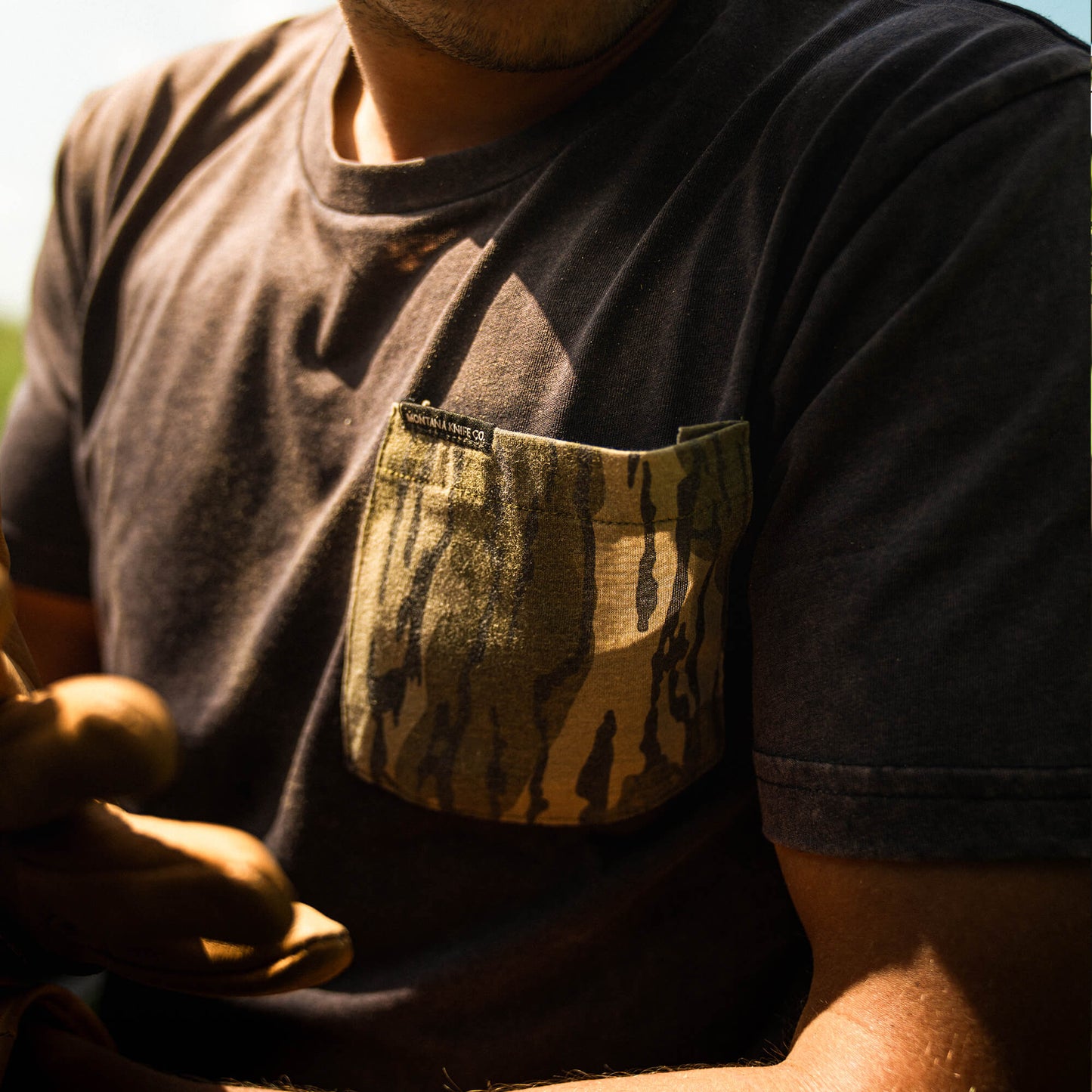 MKC X MOSSY OAK BOTTOMLAND POCKET TEE - BLACK