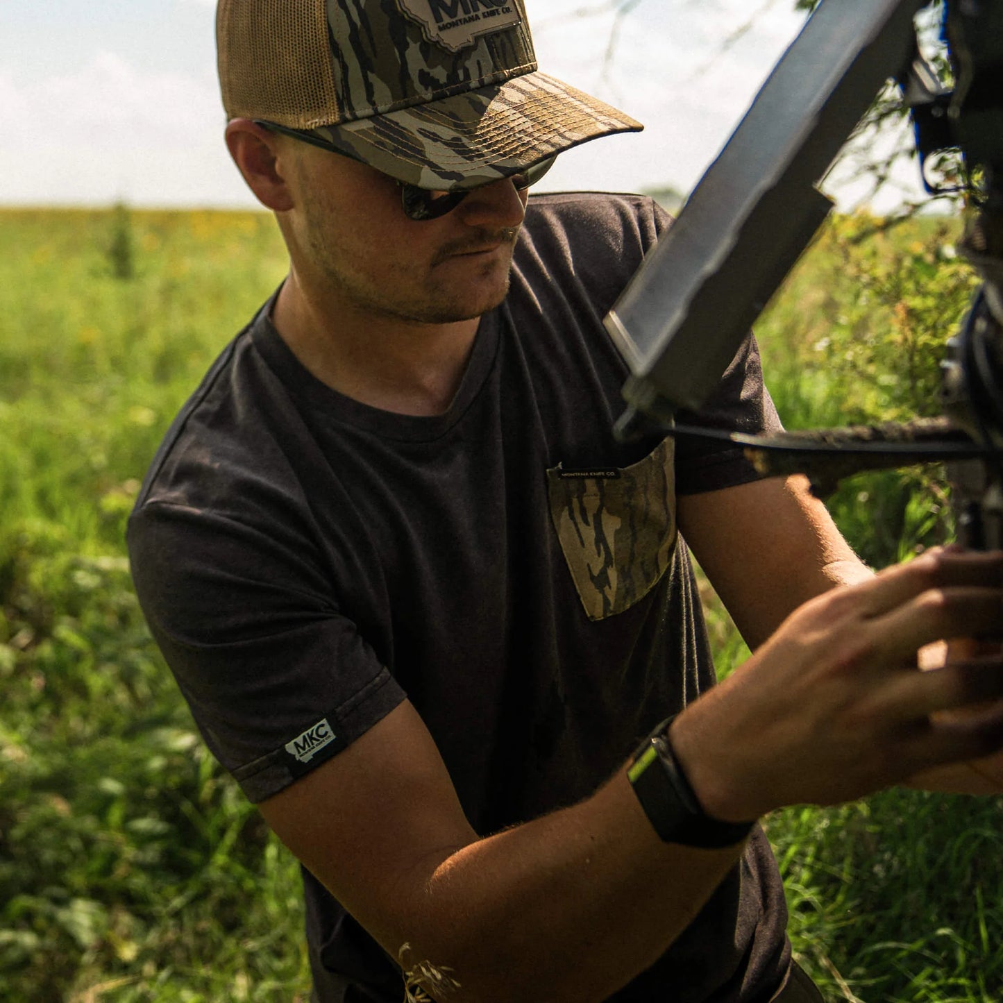 MKC X MOSSY OAK BOTTOMLAND POCKET TEE - BLACK